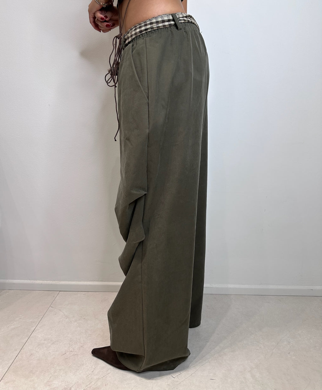 PANTA BAGGY VERDE OLIVA CON CINTURA